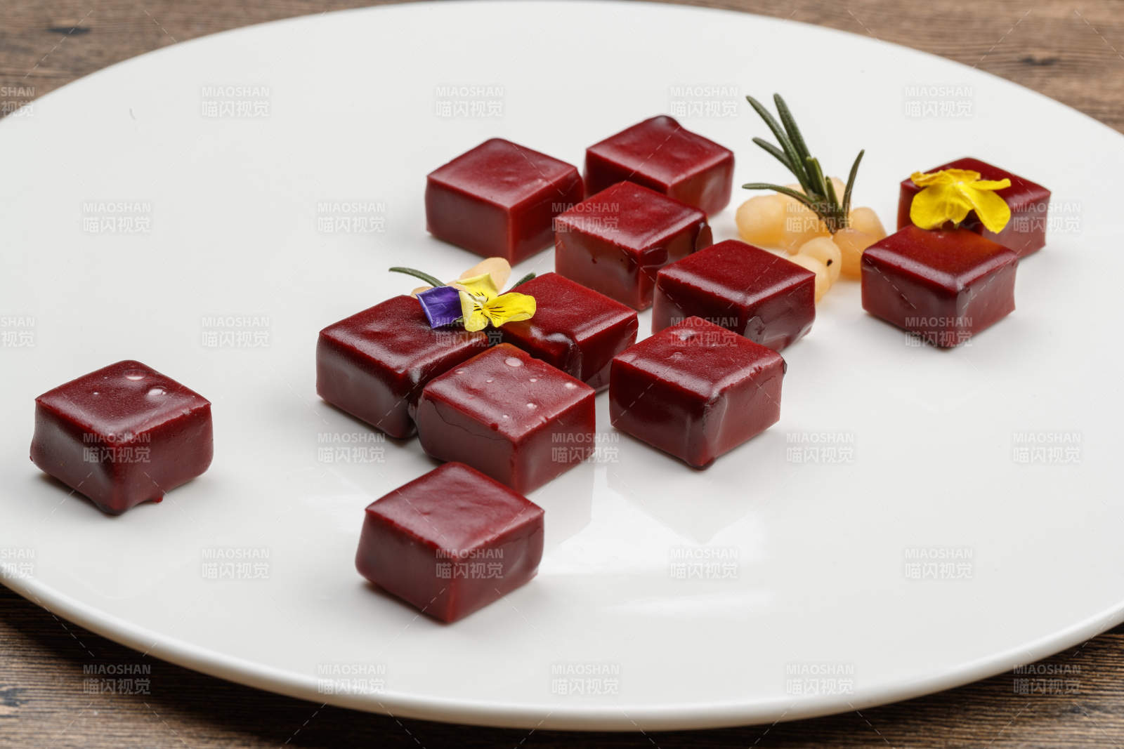 红酒酱棋子法式鹅肝图片