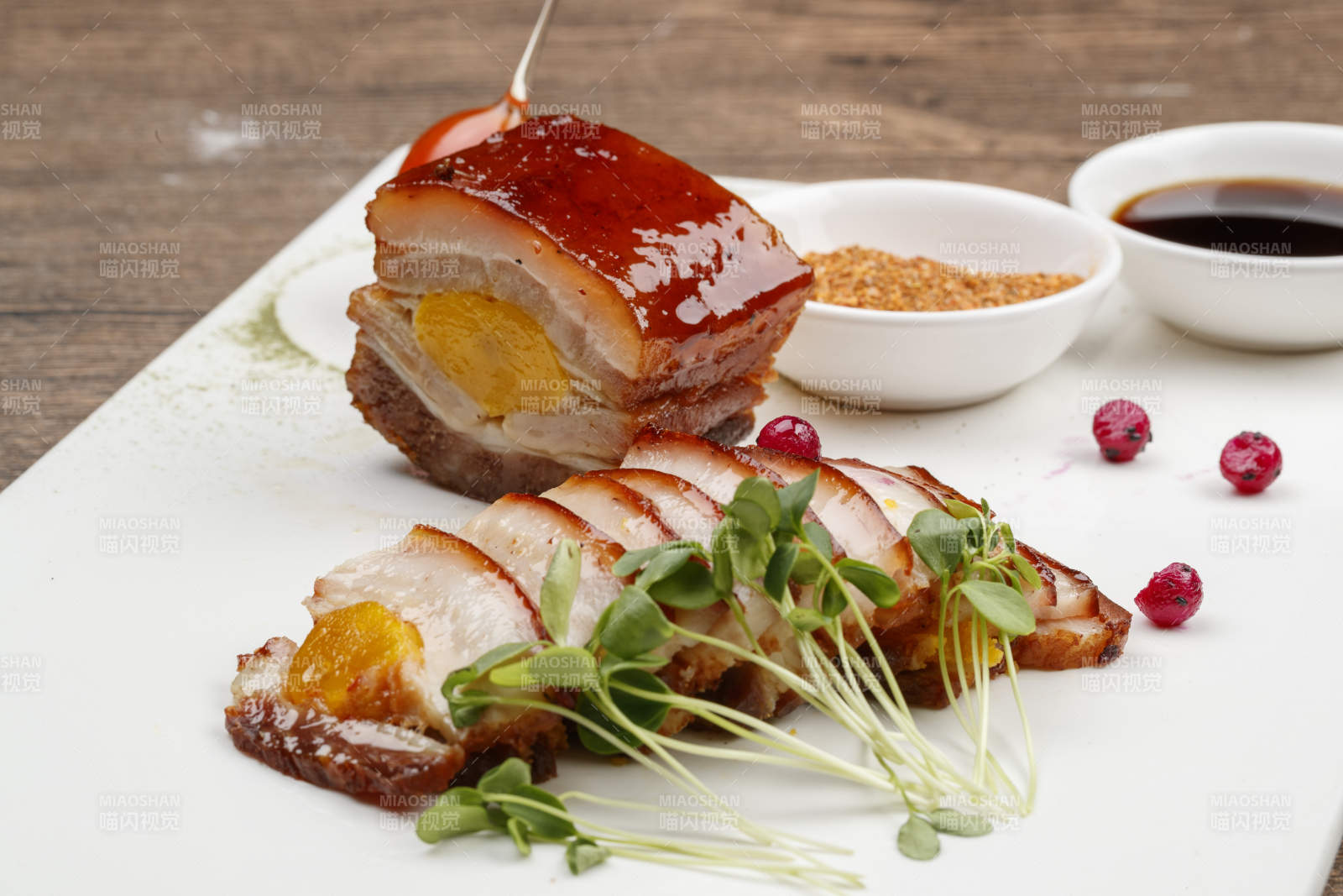 咸蛋黄蜜汁烧腊五花肉图片