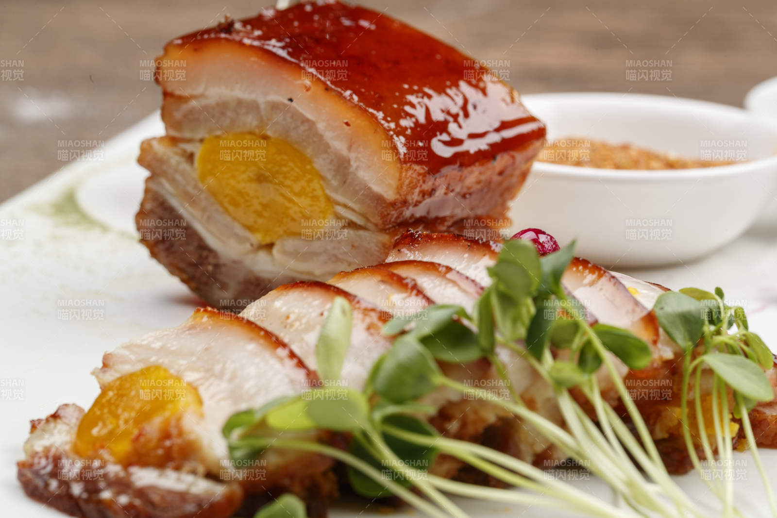 咸蛋黄蜜汁烧腊五花肉图片