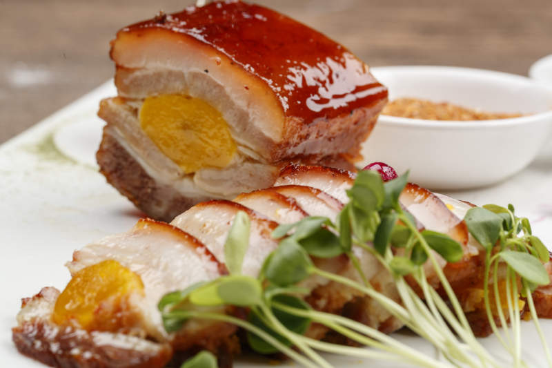 咸蛋黄蜜汁烧腊五花肉图片