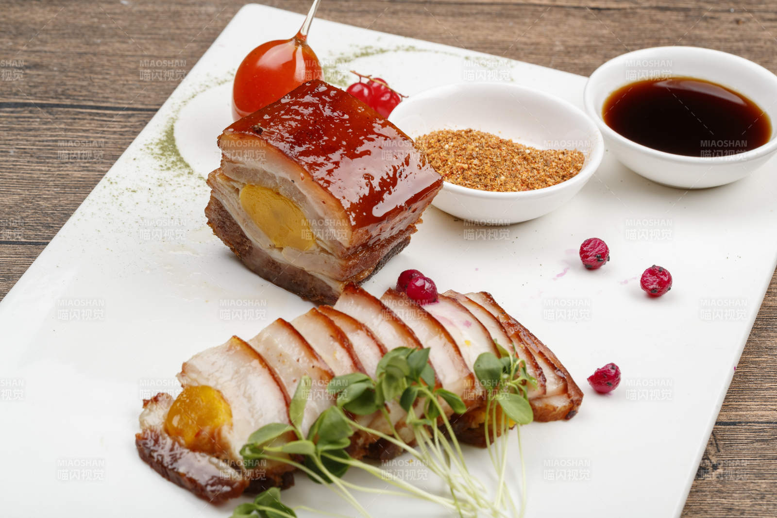 咸蛋黄蜜汁烧腊五花肉图片