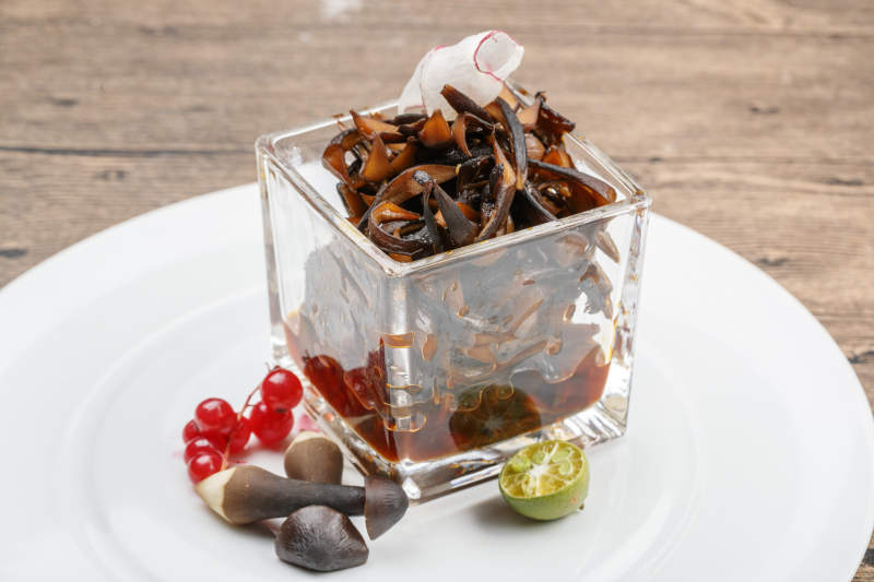 红油香辣黑皮鸡枞钉子菇图片