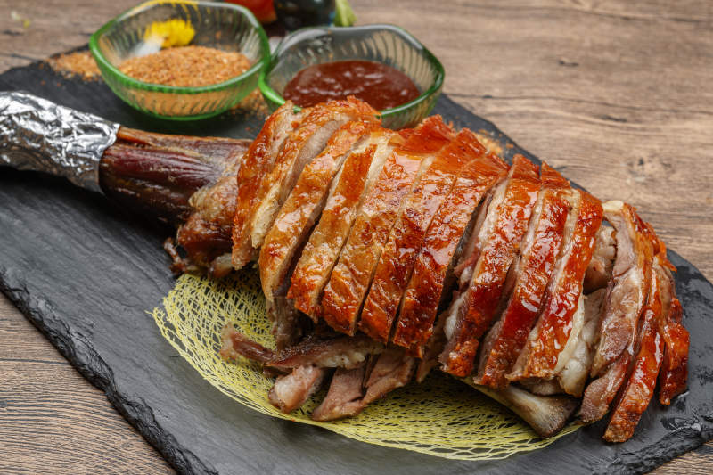 蒙餐碳烤羊腿图片