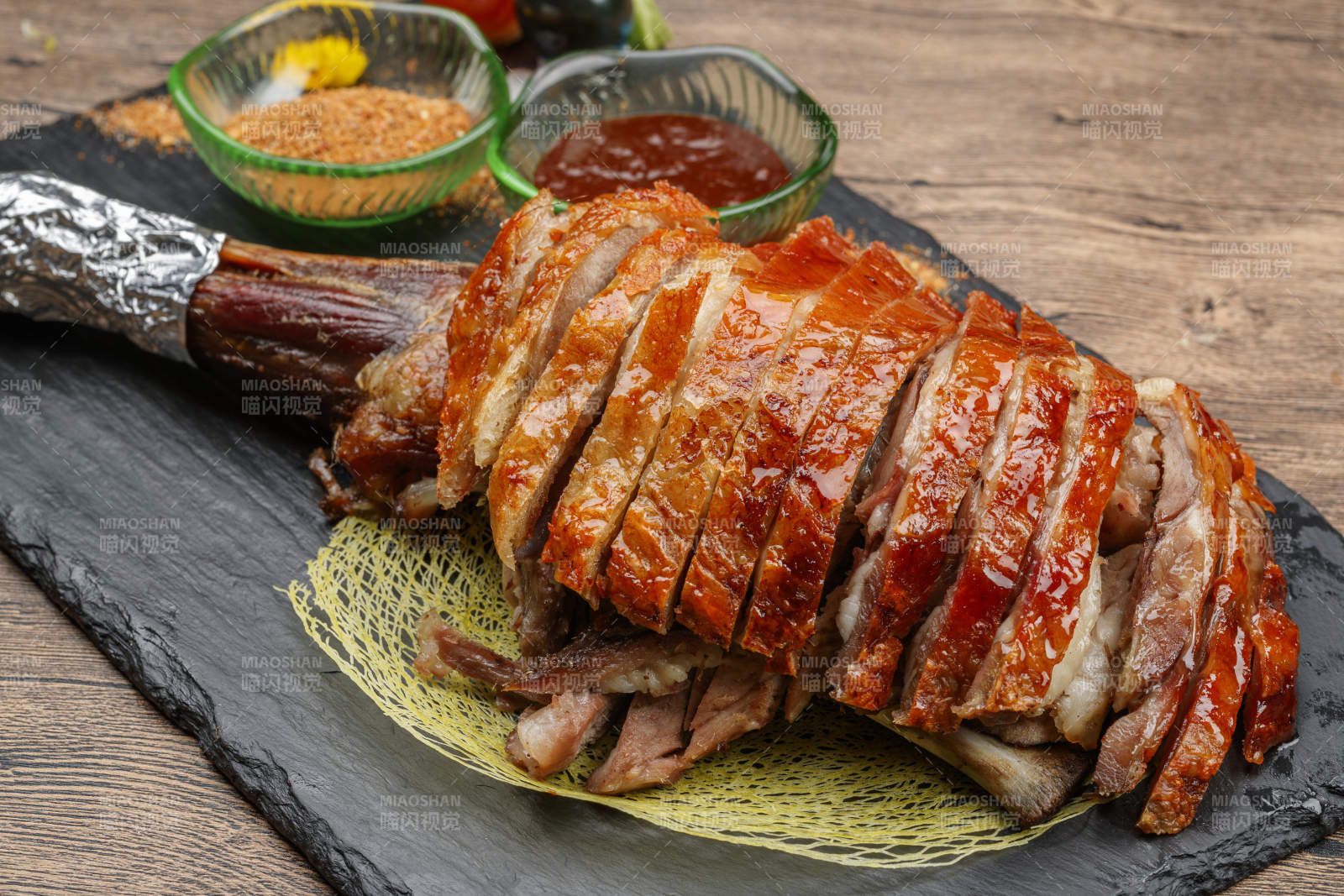 蒙餐碳烤羊腿图片