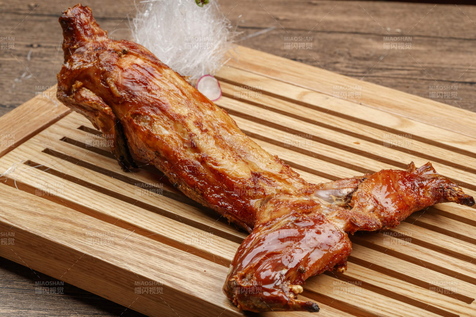 香酥炭烤兔图片