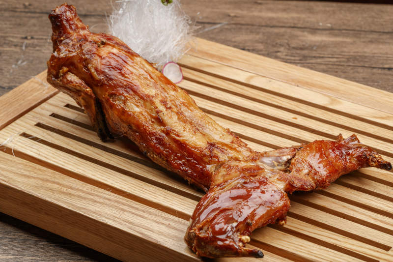 香酥炭烤兔图片