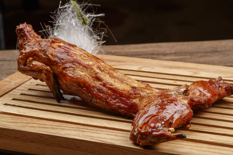 香酥炭烤兔图片
