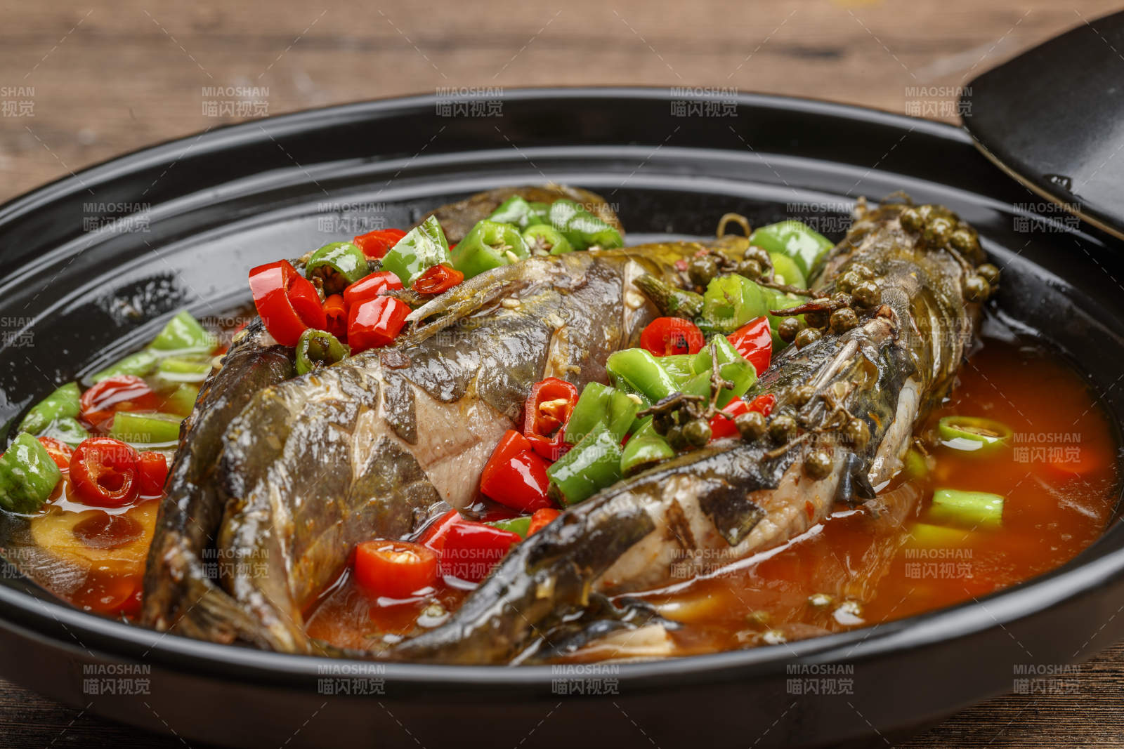 藤椒麻辣砂锅煲嘎鱼图片