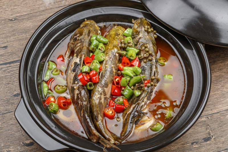 藤椒麻辣砂锅煲嘎鱼图片