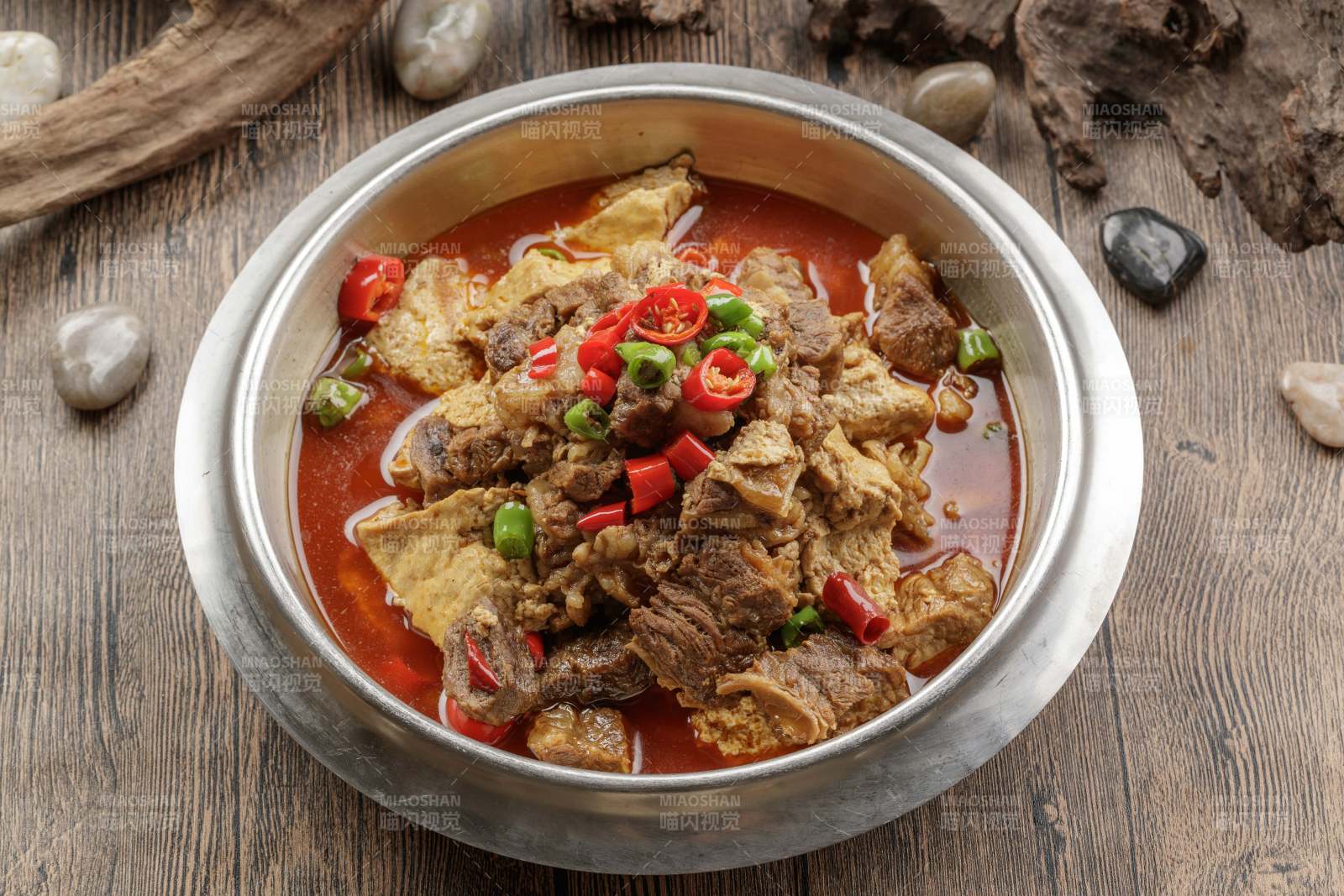 红汤锅仔豆腐炖牛腱图片