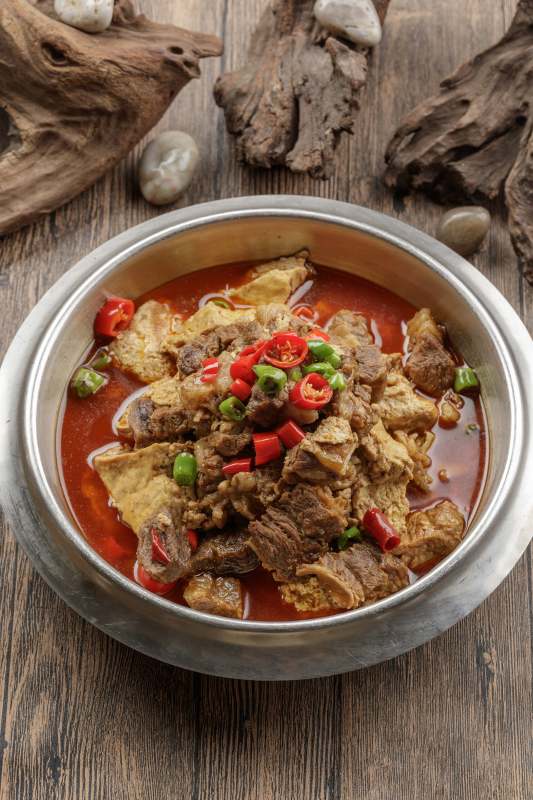 红汤锅仔豆腐炖牛腱图片