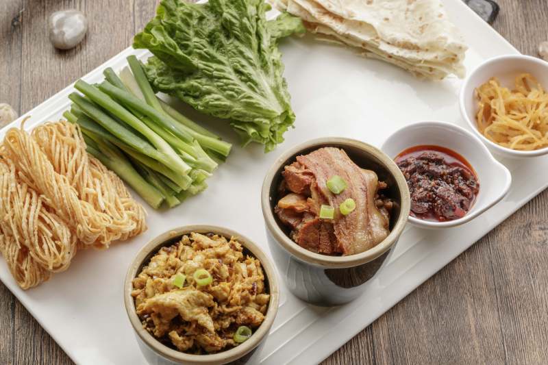 熏肉炒蛋蘸酱炸面小葱生菜卷饼图片