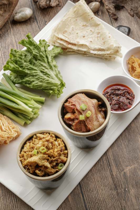 熏肉炒蛋蘸酱炸面小葱生菜卷饼图片