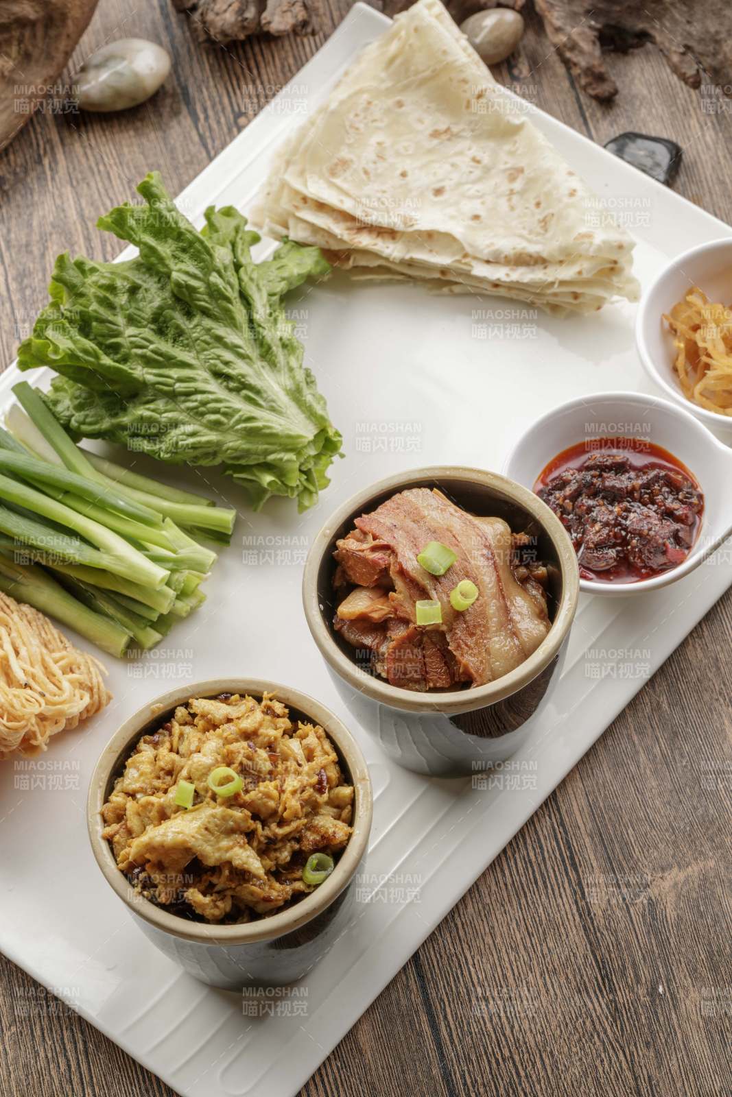 熏肉炒蛋蘸酱炸面小葱生菜卷饼图片