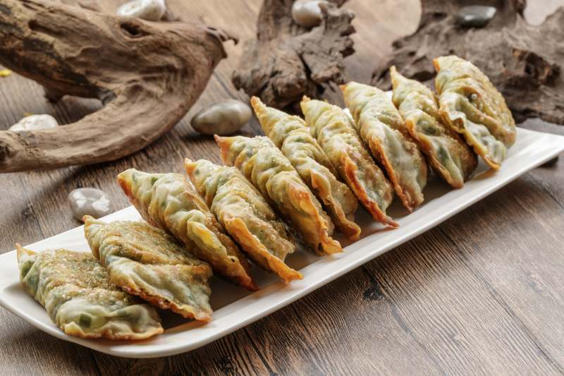 油煎韭菜素盒子图片