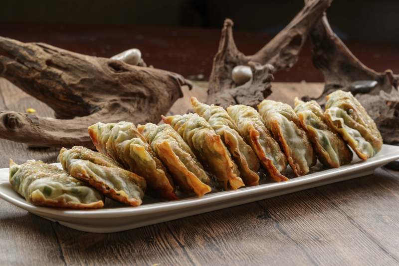 油煎韭菜素盒子图片