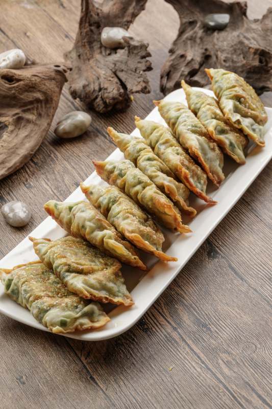 油煎韭菜素盒子图片