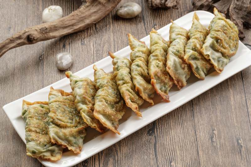 油煎韭菜素盒子图片