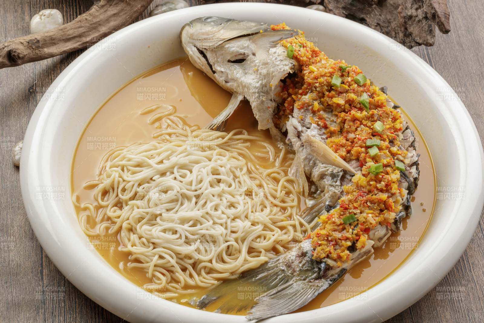 剁椒野生草鱼配面图片