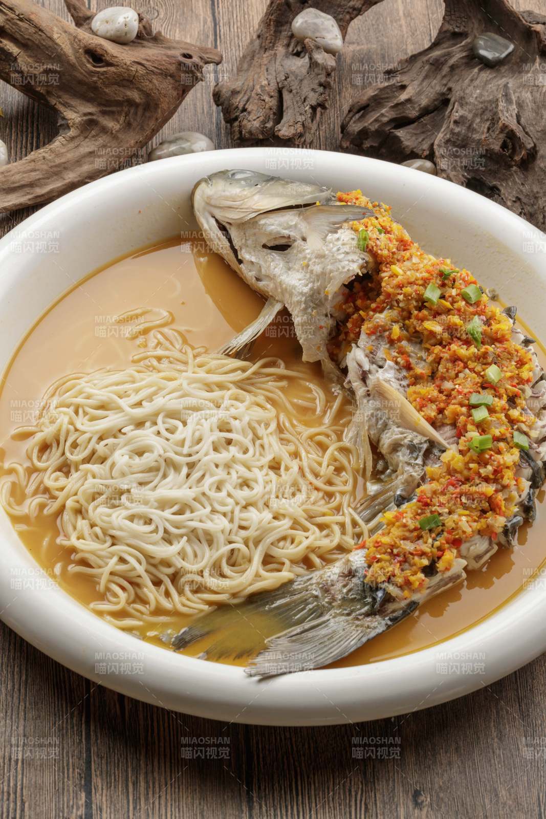 剁椒野生草鱼配面图片