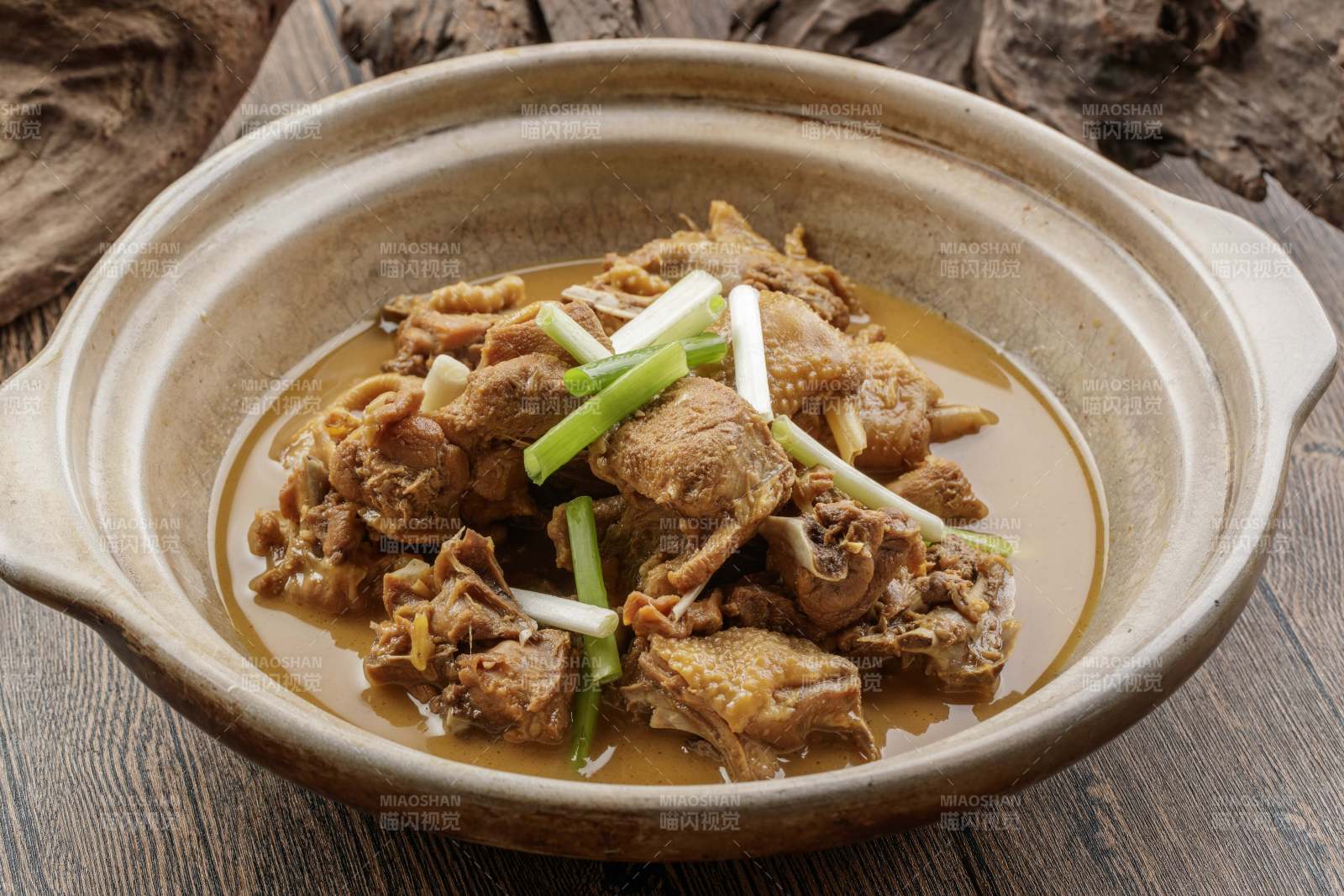 砂锅装的文火散养鸡图片