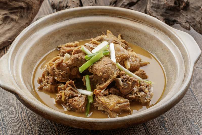 砂锅装的文火散养鸡图片