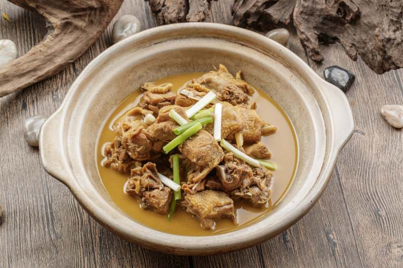 砂锅装的文火散养鸡图片