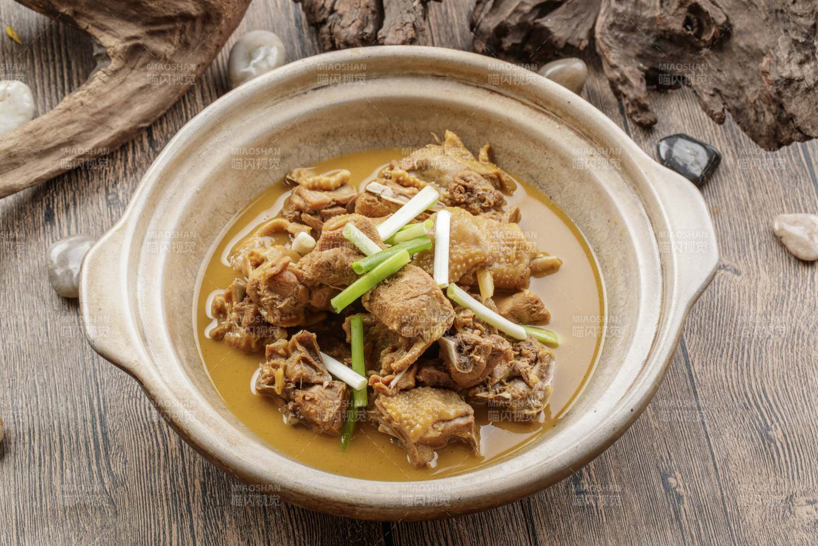 砂锅装的文火散养鸡图片