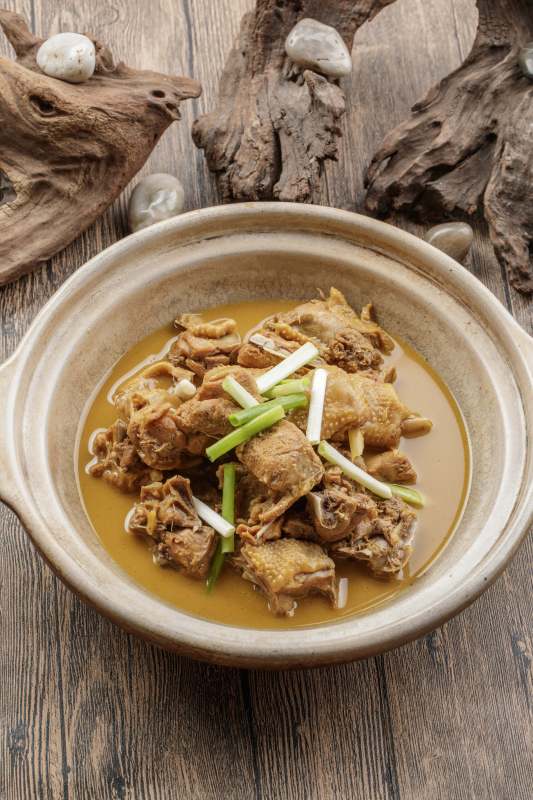 砂锅装的文火散养鸡图片