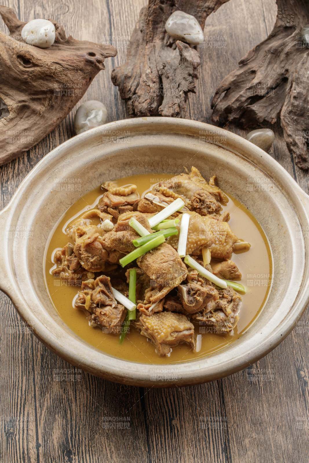 砂锅装的文火散养鸡图片