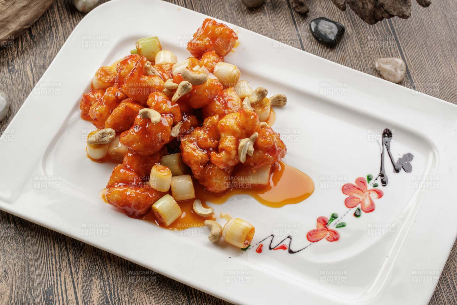 精美餐具装的飘香宫保大虾球图片