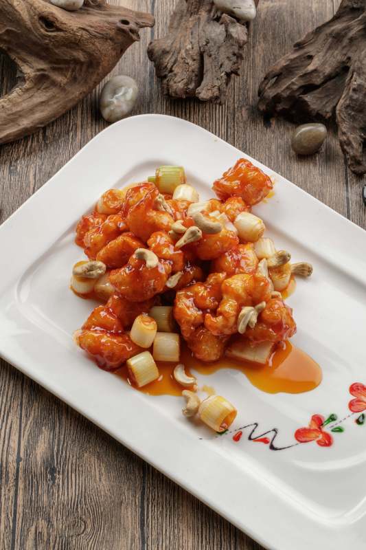 精美餐具装的飘香宫保大虾球图片