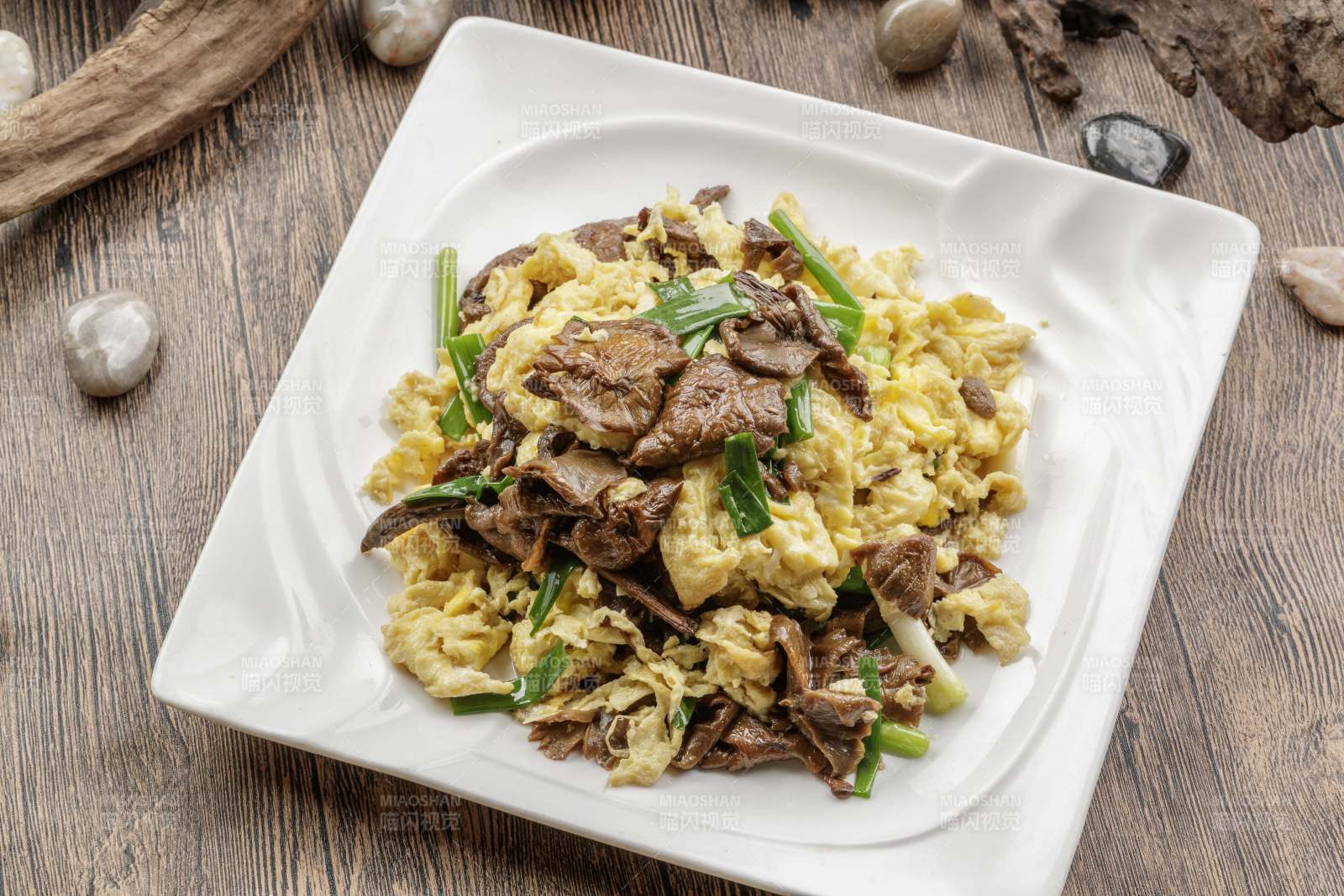 蒜薹山珍菌炒鸡蛋图片