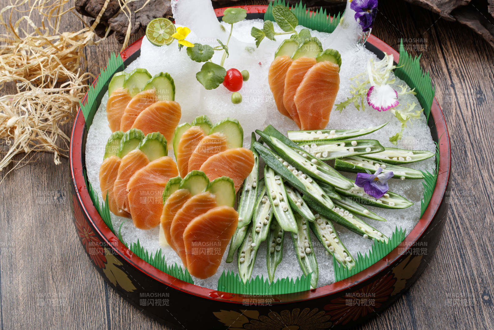 冰镇秋葵三文鱼刺身日式料理图片