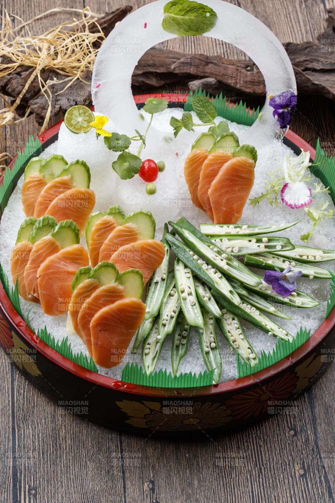 冰镇秋葵三文鱼刺身日式料理图片
