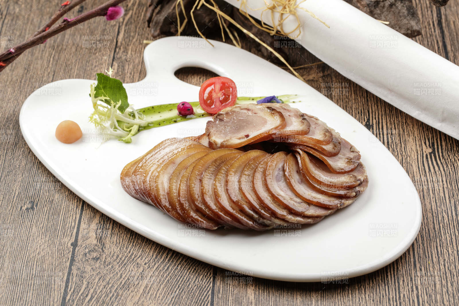 冰镇秋葵三文鱼刺身日式料理图片