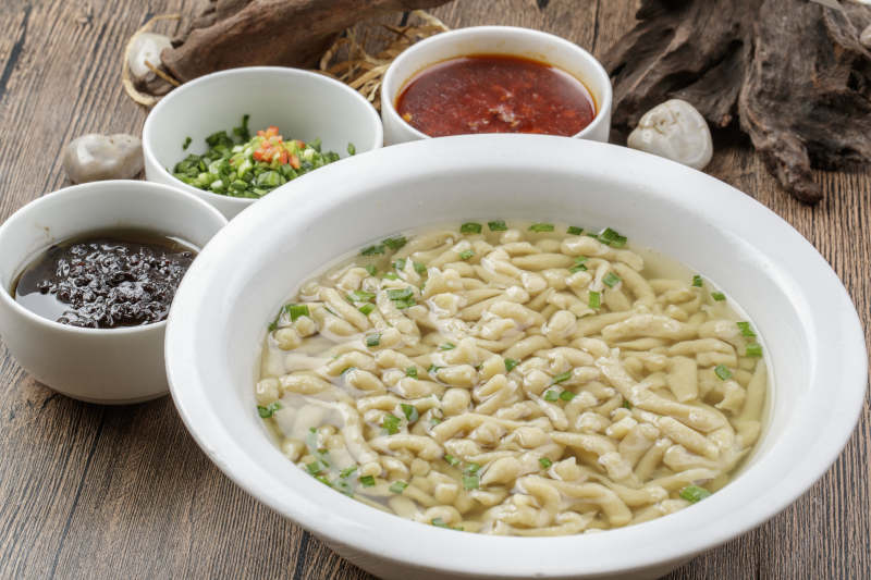 健康美味的黑豆窝头摆放在寿司帘上图片