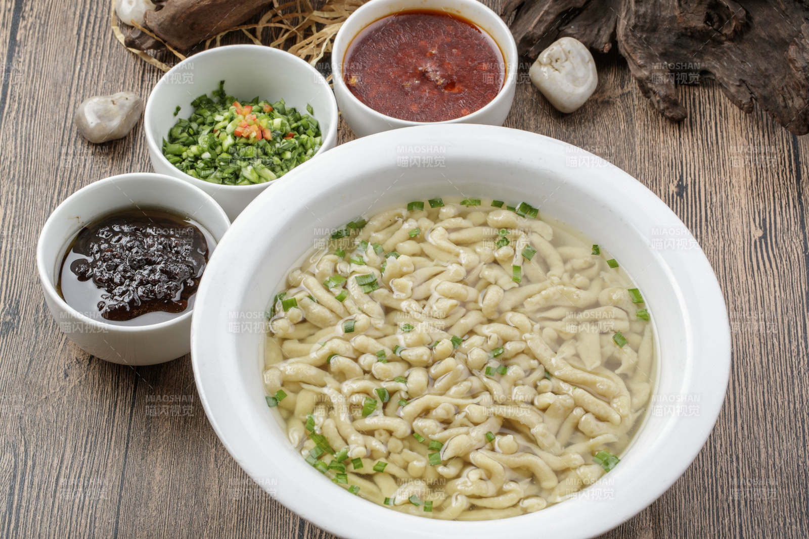 健康美味的黑豆窝头摆放在寿司帘上图片