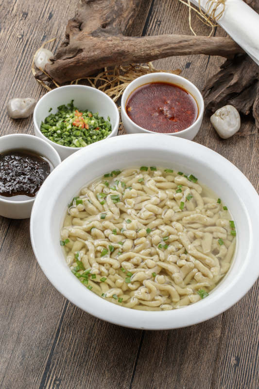 健康美味的黑豆窝头摆放在寿司帘上图片