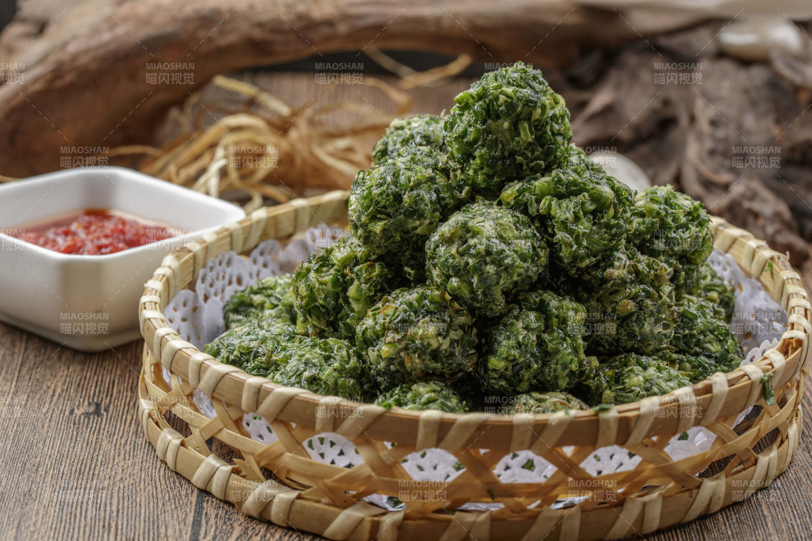 白色瓷盘装的虾仁粉丝白菜汤图片