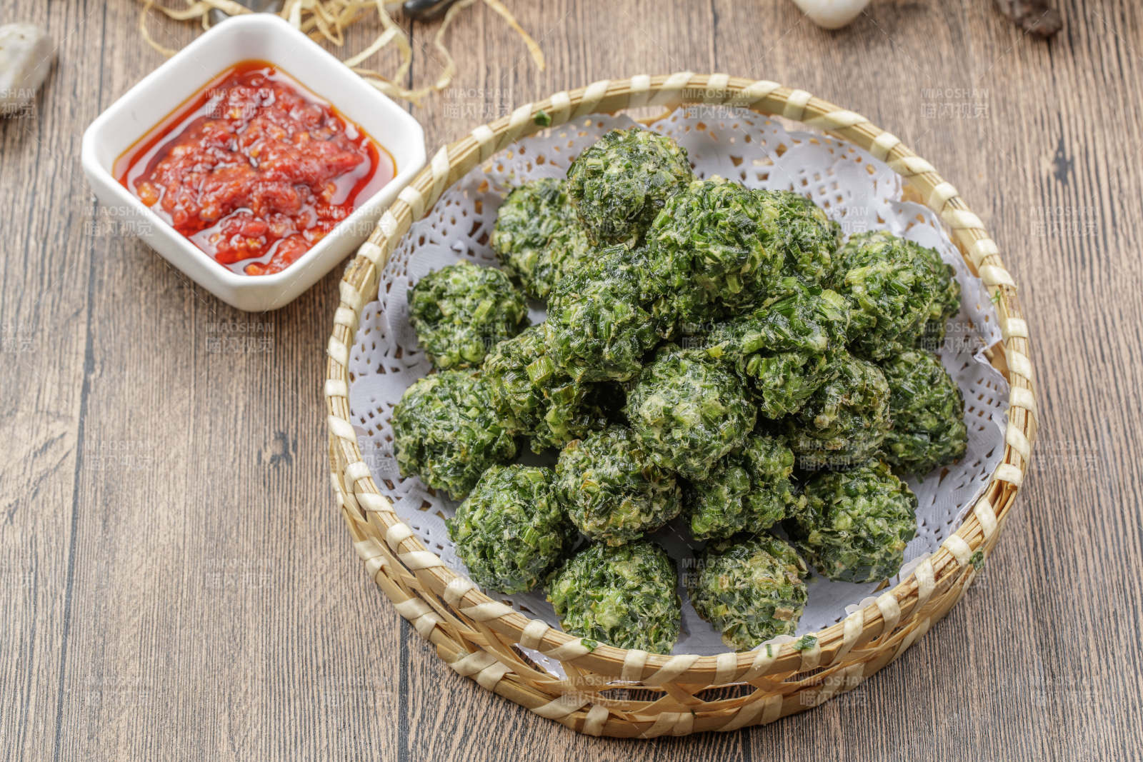 白色瓷盘装的虾仁粉丝白菜汤图片