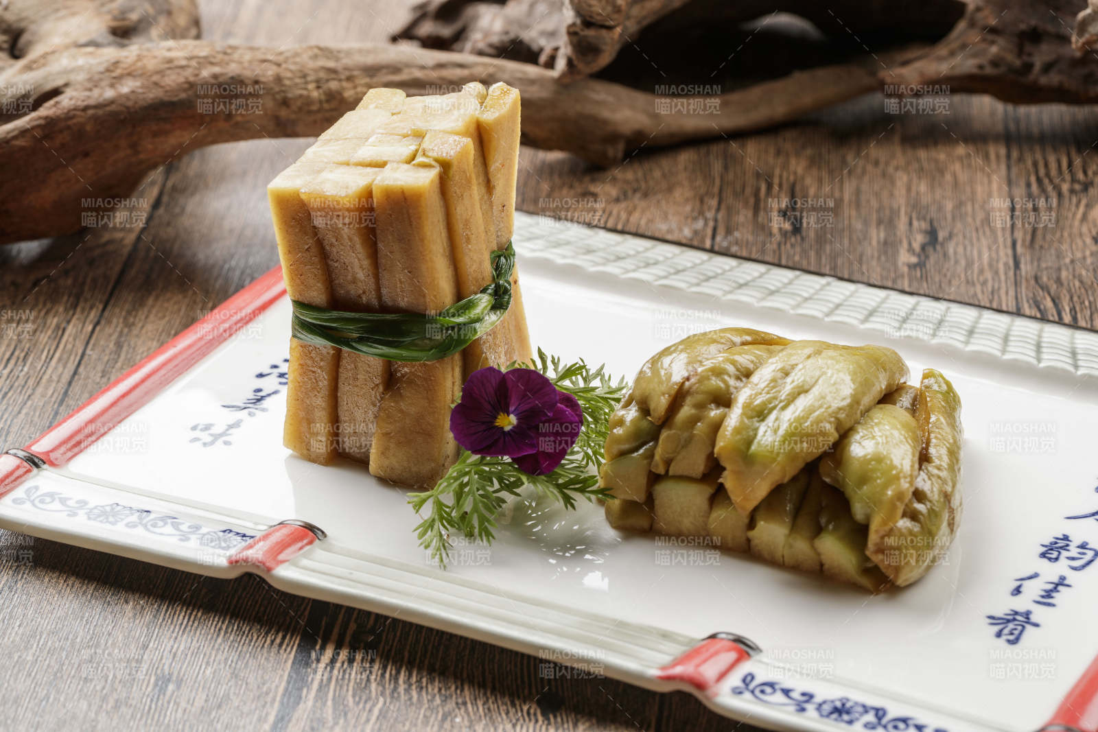 精美瓷餐具装的腌渍佛手瓜图片