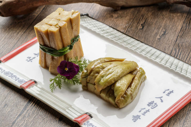 精美瓷餐具装的腌渍佛手瓜图片