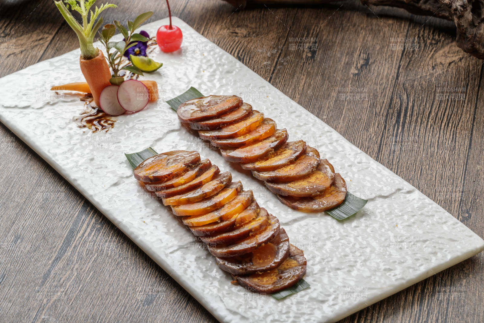 白色瓷盘装的猪耳鱿鱼蛋黄卷图片