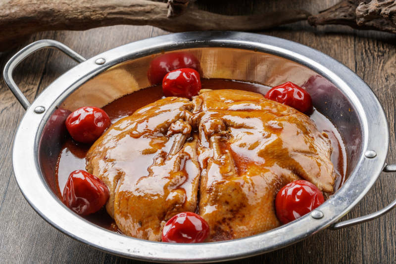 浇汁红焖肘子图片