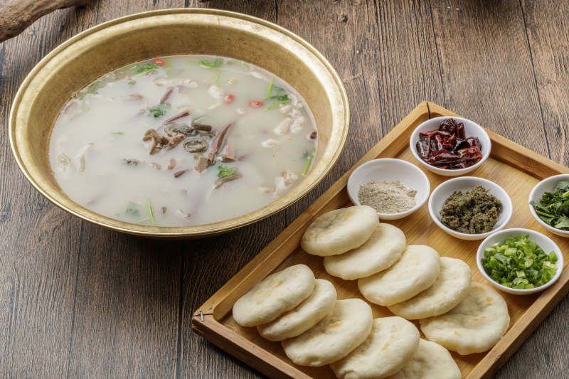 铁盆羊杂配白吉馍羊汤图片