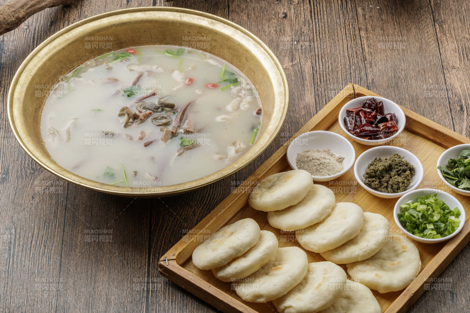 铁盆羊杂配白吉馍羊汤图片