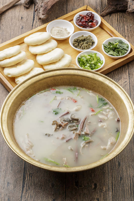 铁盆羊杂配白吉馍羊汤图片