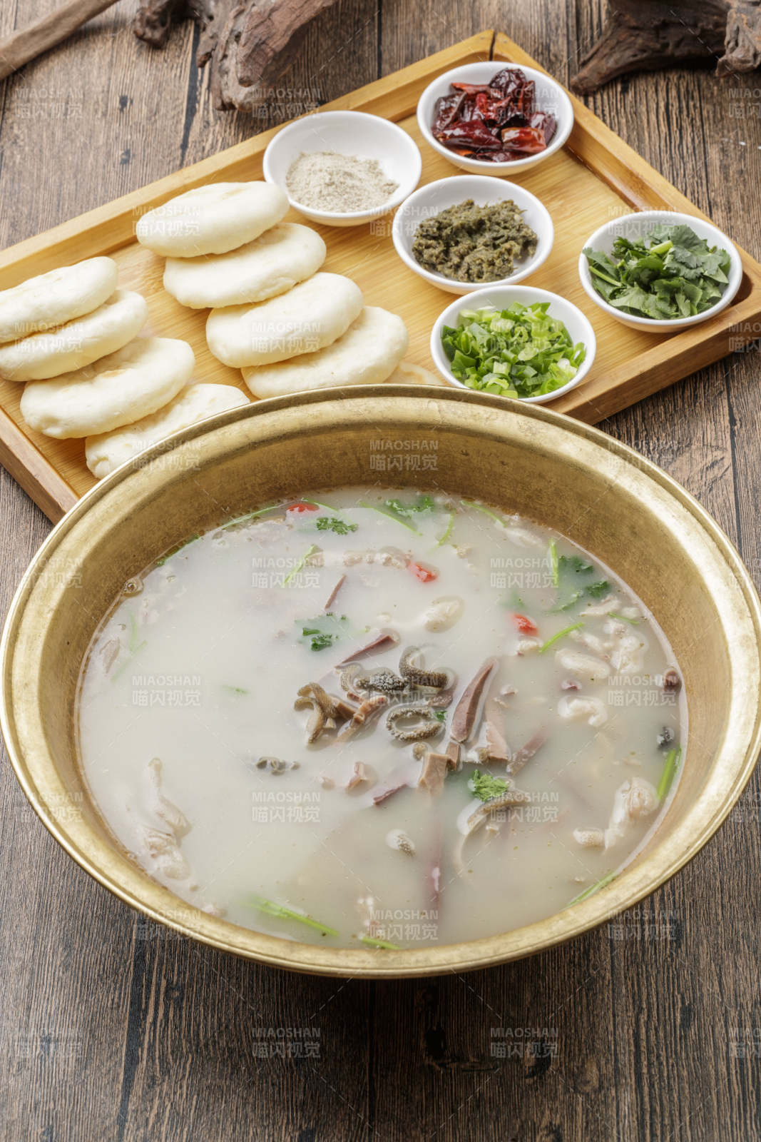 铁盆羊杂配白吉馍羊汤图片