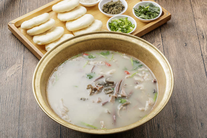 铁盆羊杂配白吉馍羊汤图片